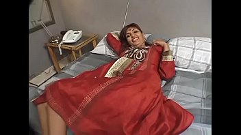 Иранка сняла национальный наряд для совокупления во влагалище